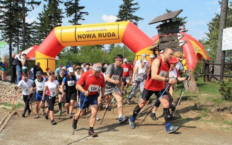 Rynek miasta z kolorowymi kamienicami i ratuszem widziany z lotu ptaka
